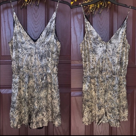 TOPSHOP Size 2 Gold / Black Leaf Plisse Playsuit Party Shorts Romper NWOT - Picture 9 of 13